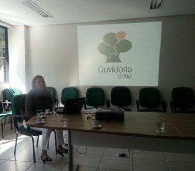 Ouvidora da Ufam, professora Elisa Meneghini, durante a apresentação do Relatório de 2013